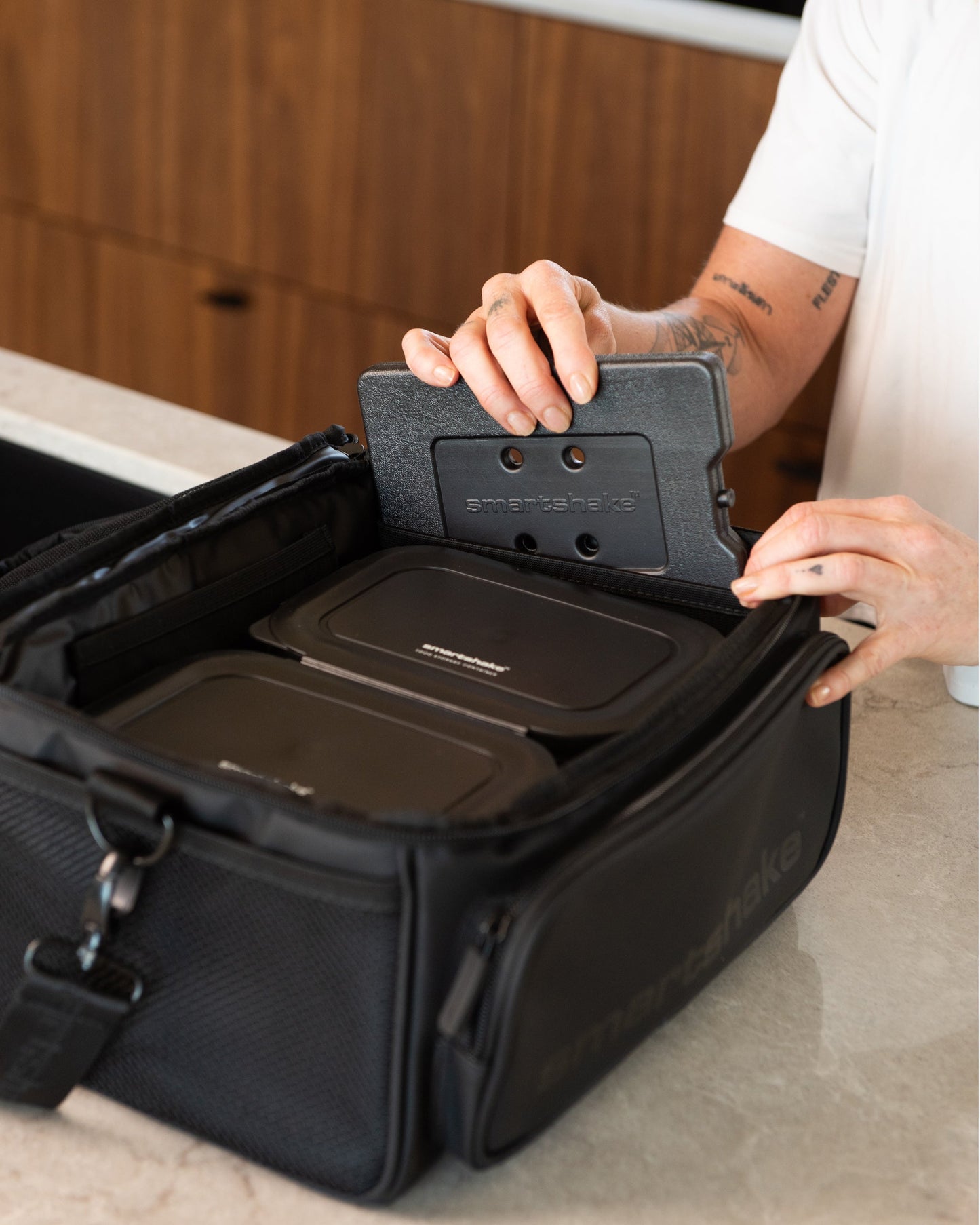 meal-prep-bag-black-with-4-food-containers-and-2-ice-packs-z9 Smartshake_Meal_Prep_Bag_Black_liefstyle_2.jpg