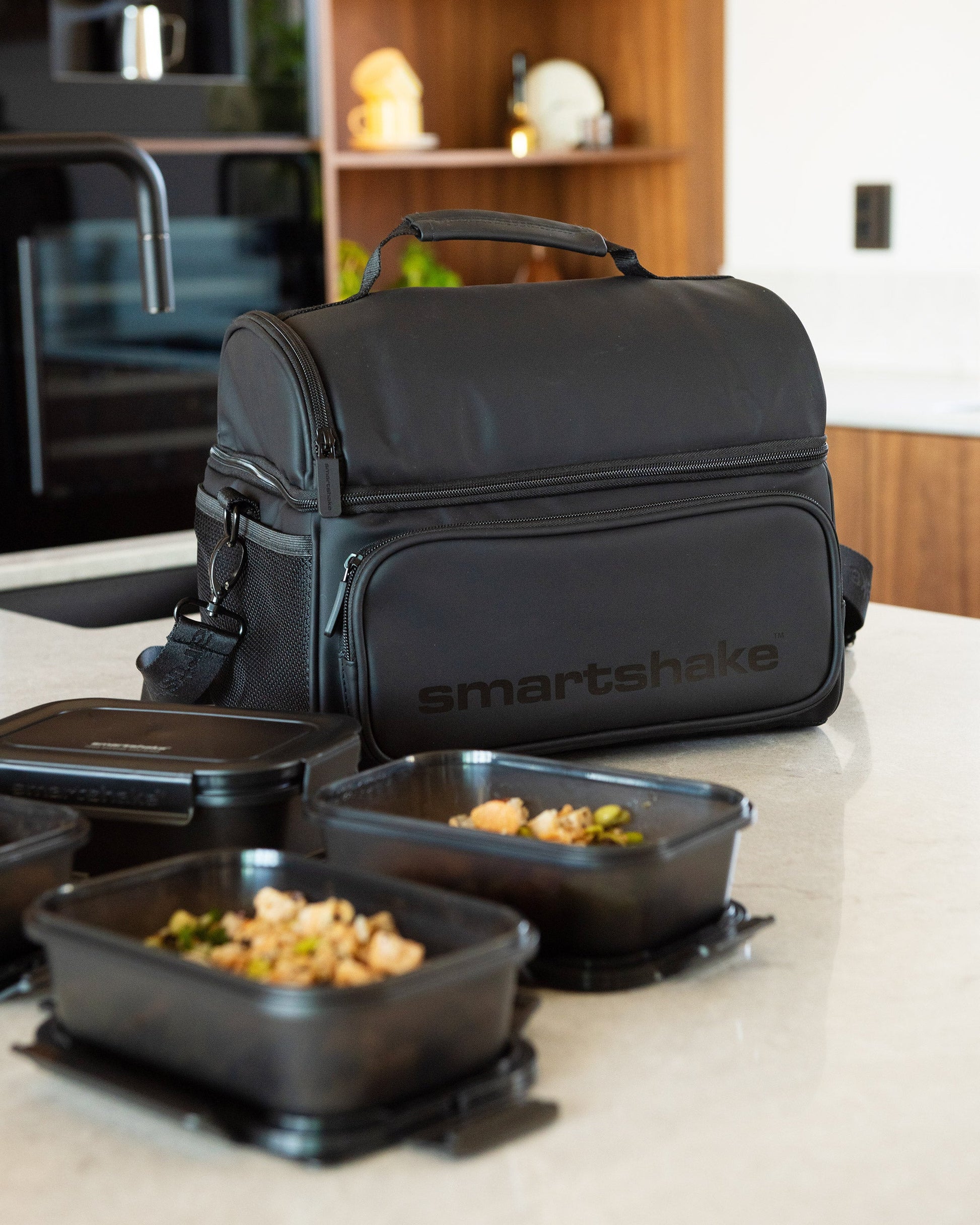 meal-prep-bag-black-with-4-food-containers-and-2-ice-packs-z9 Smartshake_Meal_Prep_Bag_Black_liefstyle.jpg