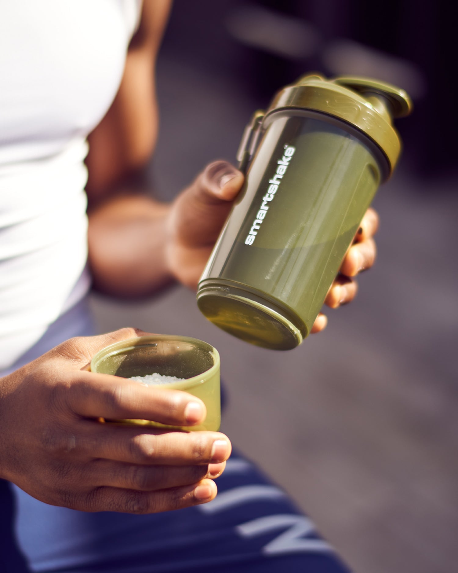 original2go-one-army-green-j6 Smartshake_O2Go_Army_green_lifestyle.jpg