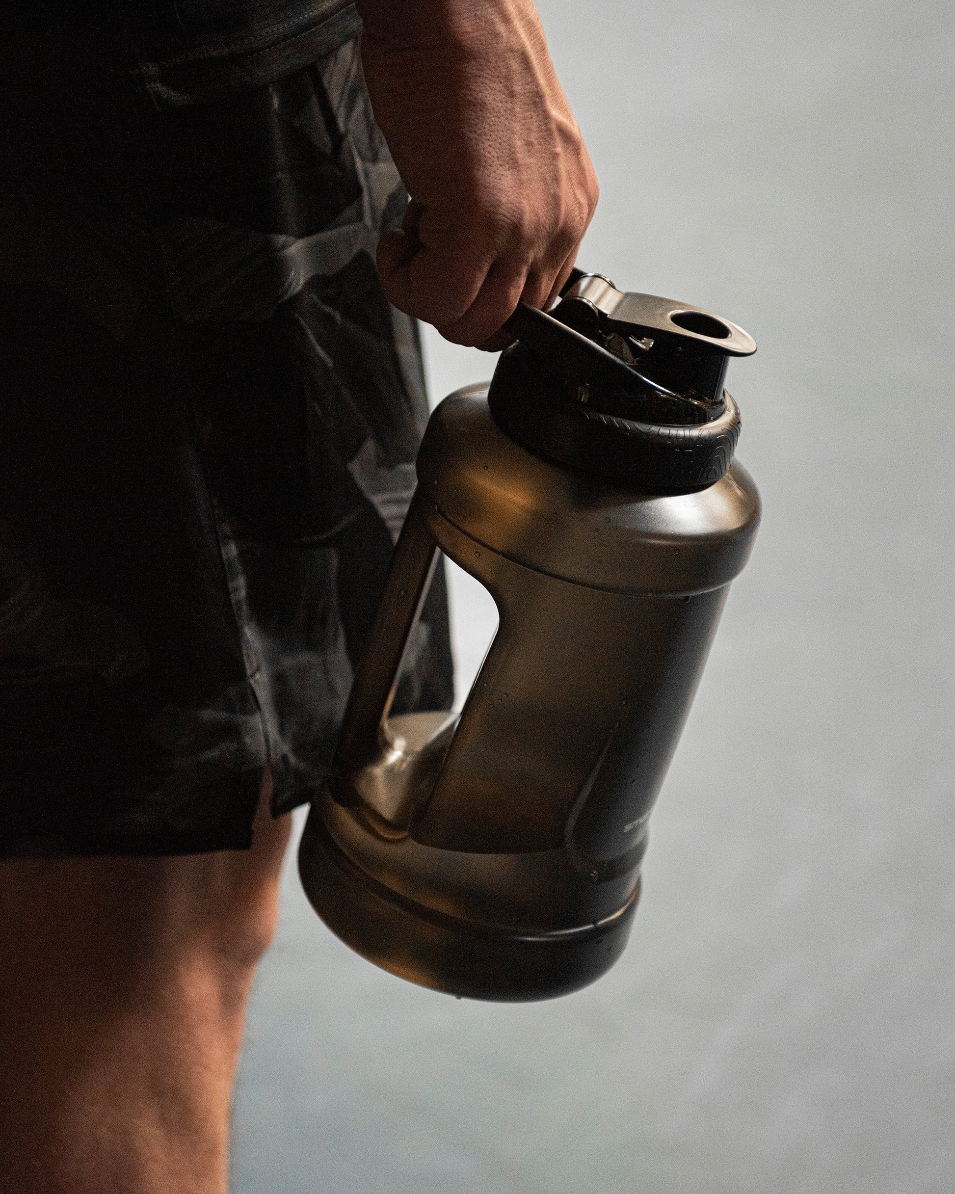ultimate-jug-black-a5 Smartshake_Ultimate_Jug_black_lifestyle.jpg