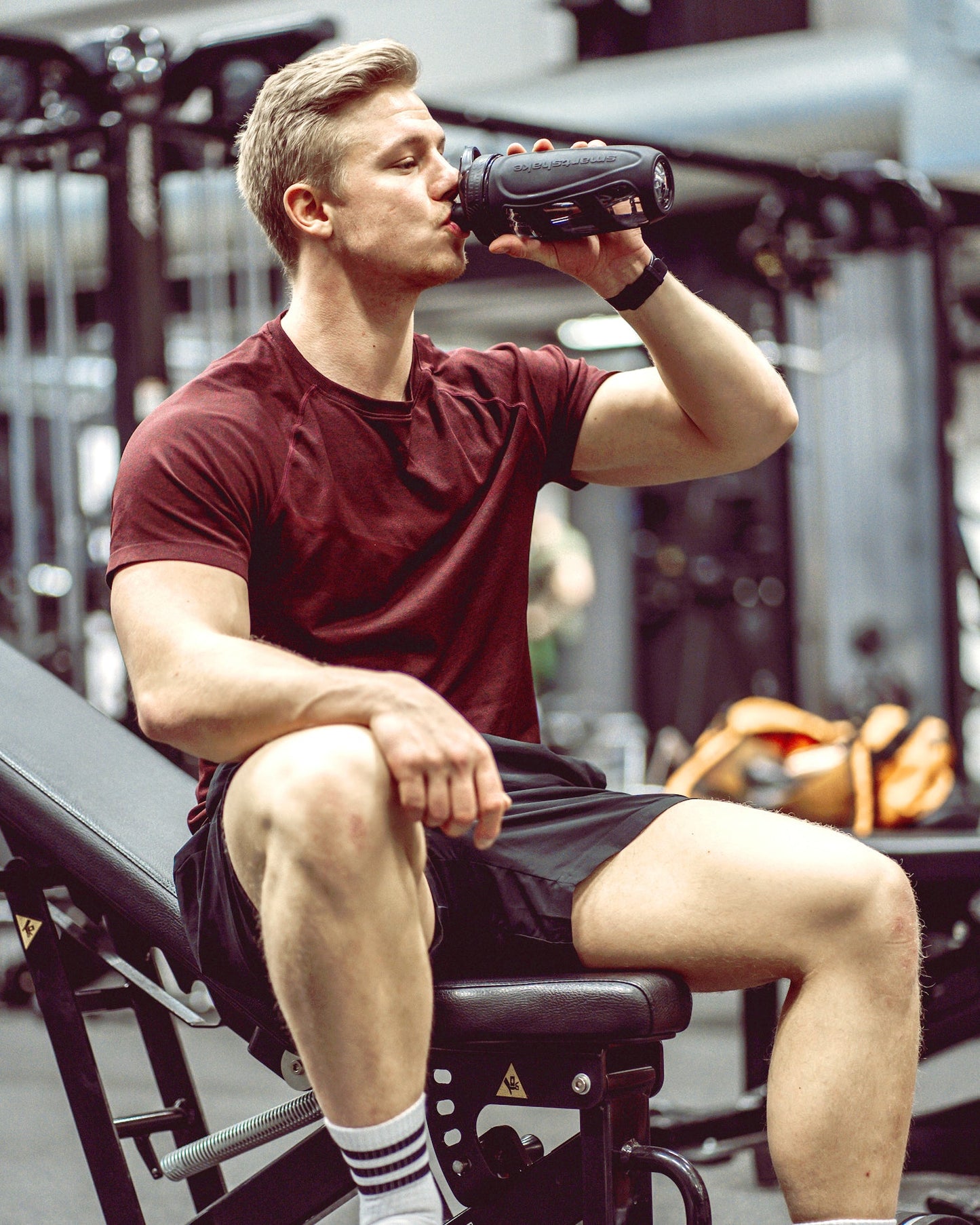 reforce-glass-black-q0 samrtshake_reforce_glass_lifestyle.jpg